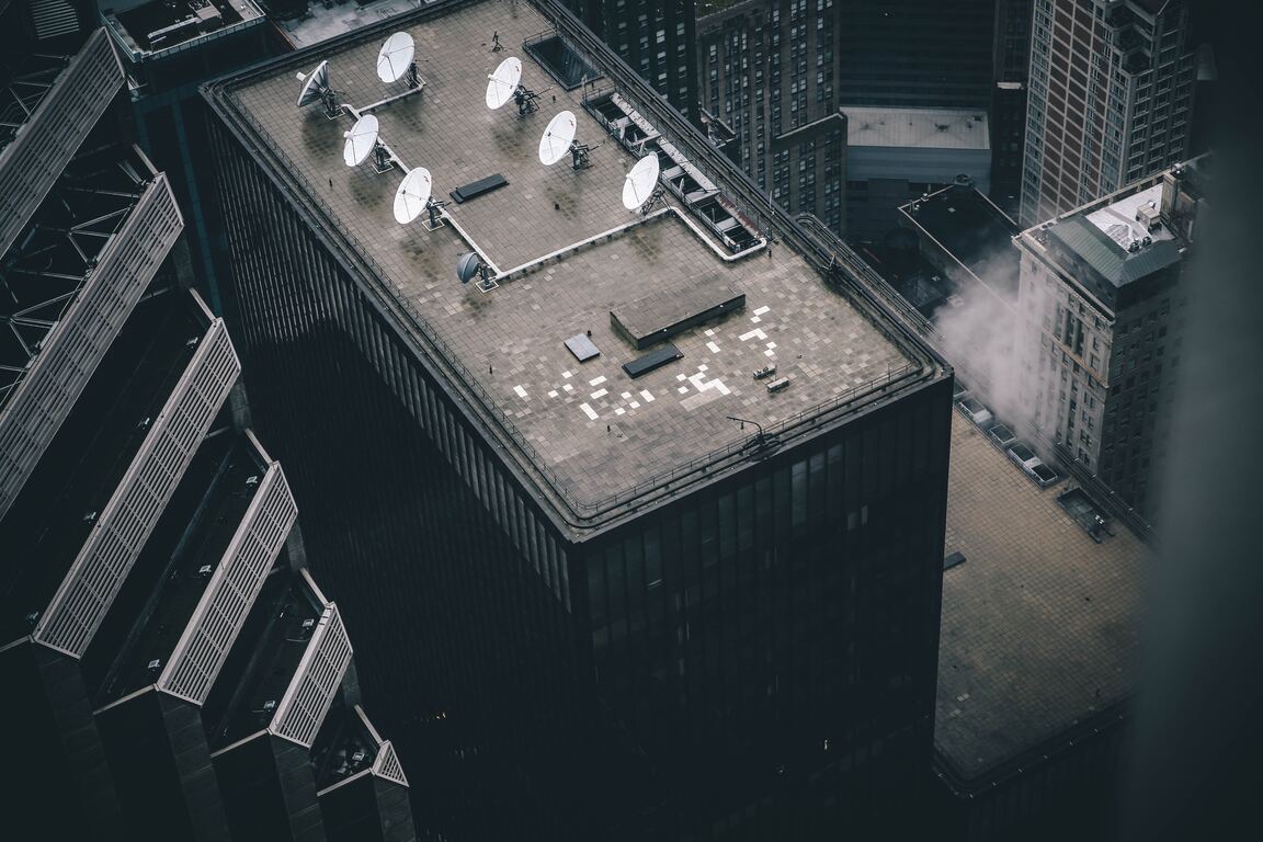 cached/dharmx_walls/aerial/satellite_dishes_on_a_building.jpg