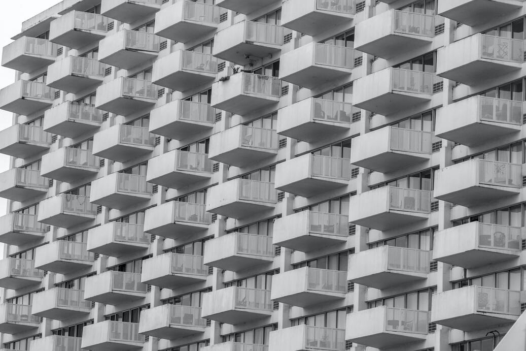 cached/dharmx_walls/architecture/a_building_with_balconies.jpg