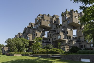 cached/dharmx_walls/architecture/a_building_with_many_balconies.jpg