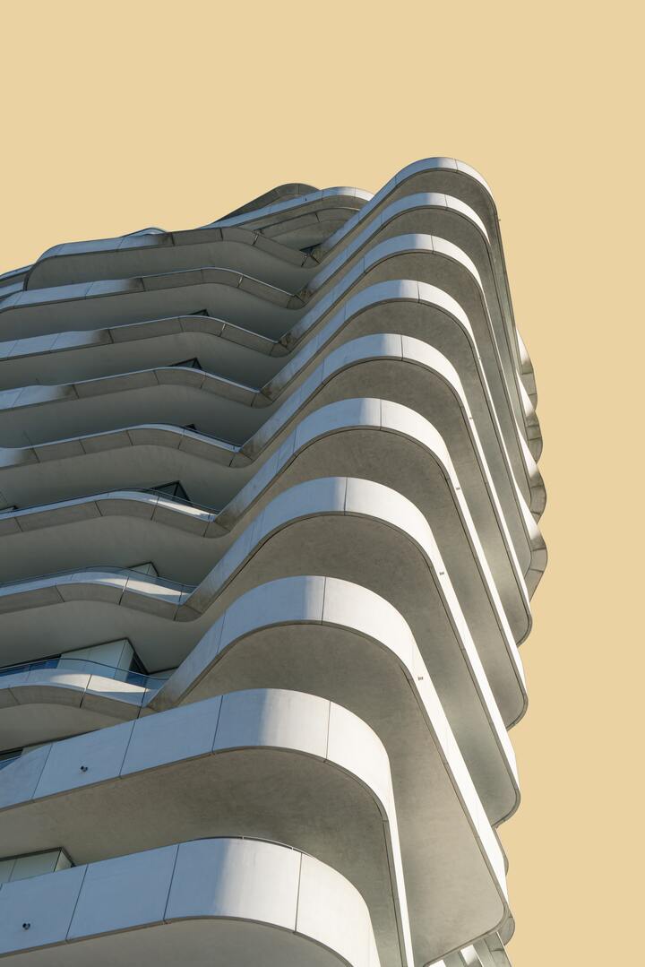 cached/dharmx_walls/architecture/a_tall_building_with_balconies.jpg