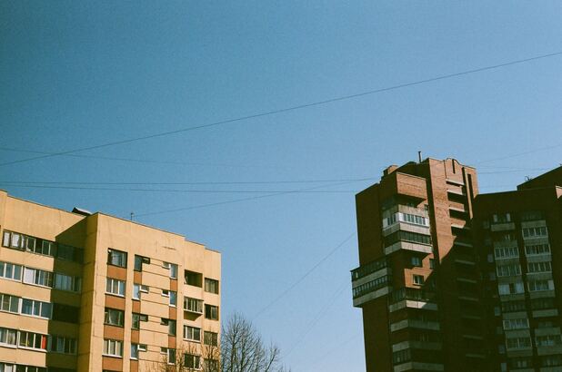 cached/dharmx_walls/architecture/a_tall_buildings_with_power_lines_in_the_sky.jpg