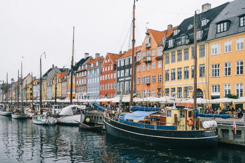 cached/dharmx_walls/architecture/boats_in_a_harbor_with_buildings_in_the_background.jpg