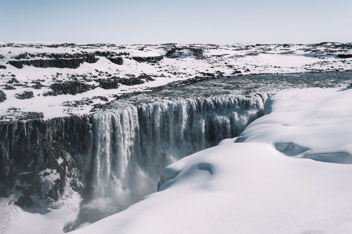 cached/dharmx_walls/basalt/a_waterfall_in_the_snow.jpg