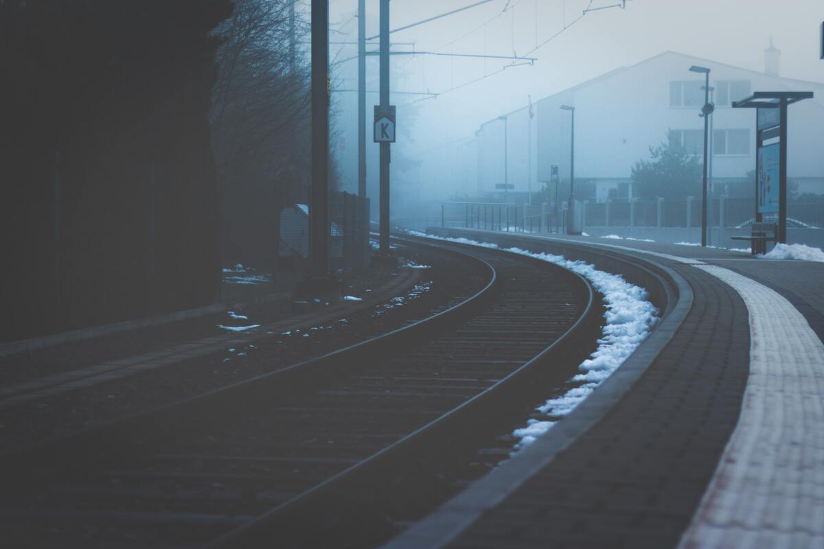 cached/dharmx_walls/cold/a_train_tracks_in_a_foggy_day.jpg