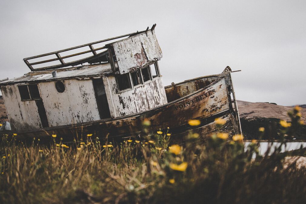 cached/dharmx_walls/decay/a_boat_on_the_shore.jpg