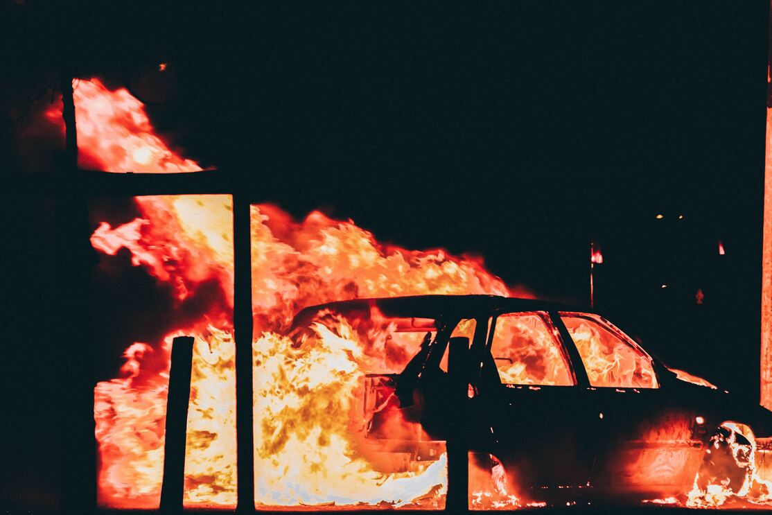 cached/dharmx_walls/decay/a_car_on_fire_at_night.jpg