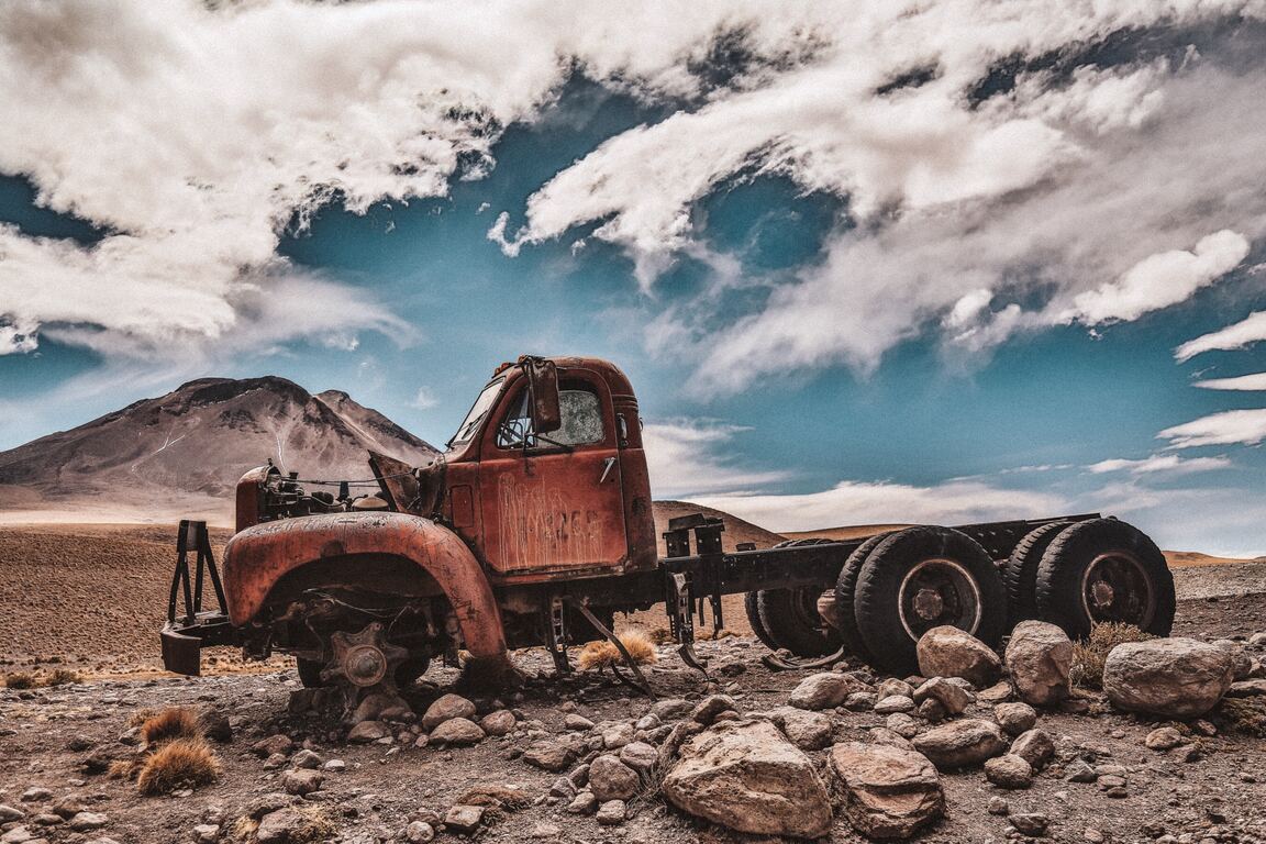 cached/dharmx_walls/decay/an_old_truck_in_the_desert.jpg