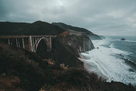 cached/dharmx_walls/fogsmoke/Bixby_Creek_Bridge_over_a_cliff.jpg