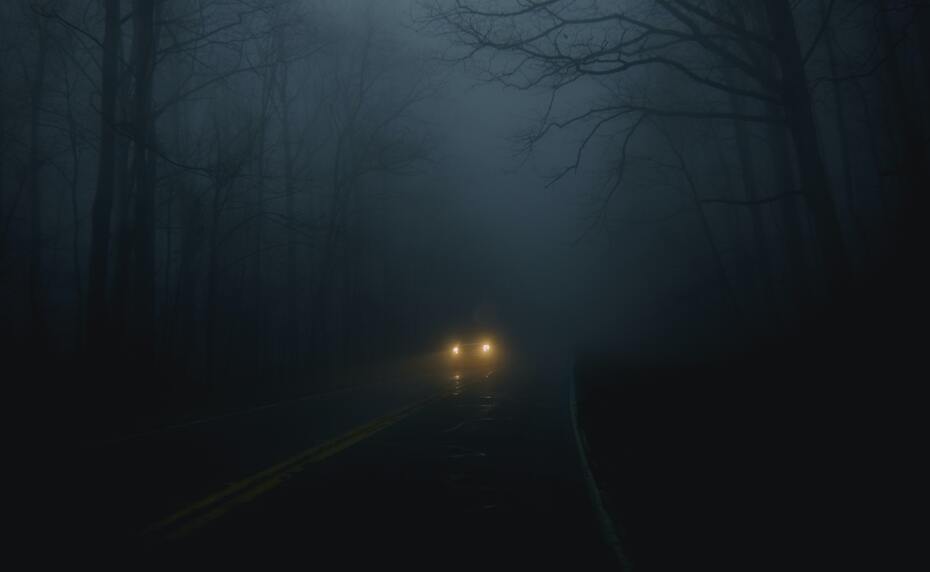 cached/dharmx_walls/fogsmoke/a_car_on_a_road_with_fog.jpg