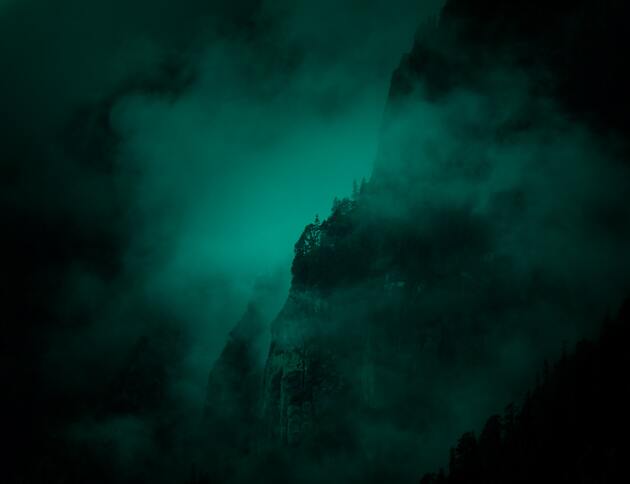 cached/dharmx_walls/fogsmoke/a_foggy_mountain_with_trees_01.jpg