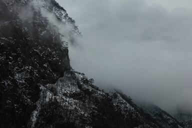 cached/dharmx_walls/fogsmoke/a_mountain_with_snow_and_clouds.jpg