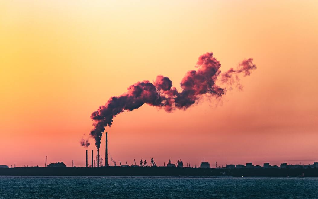 cached/dharmx_walls/fogsmoke/smoke_stacks_of_smoke_and_smoke_coming_out_of_a_factory.jpg