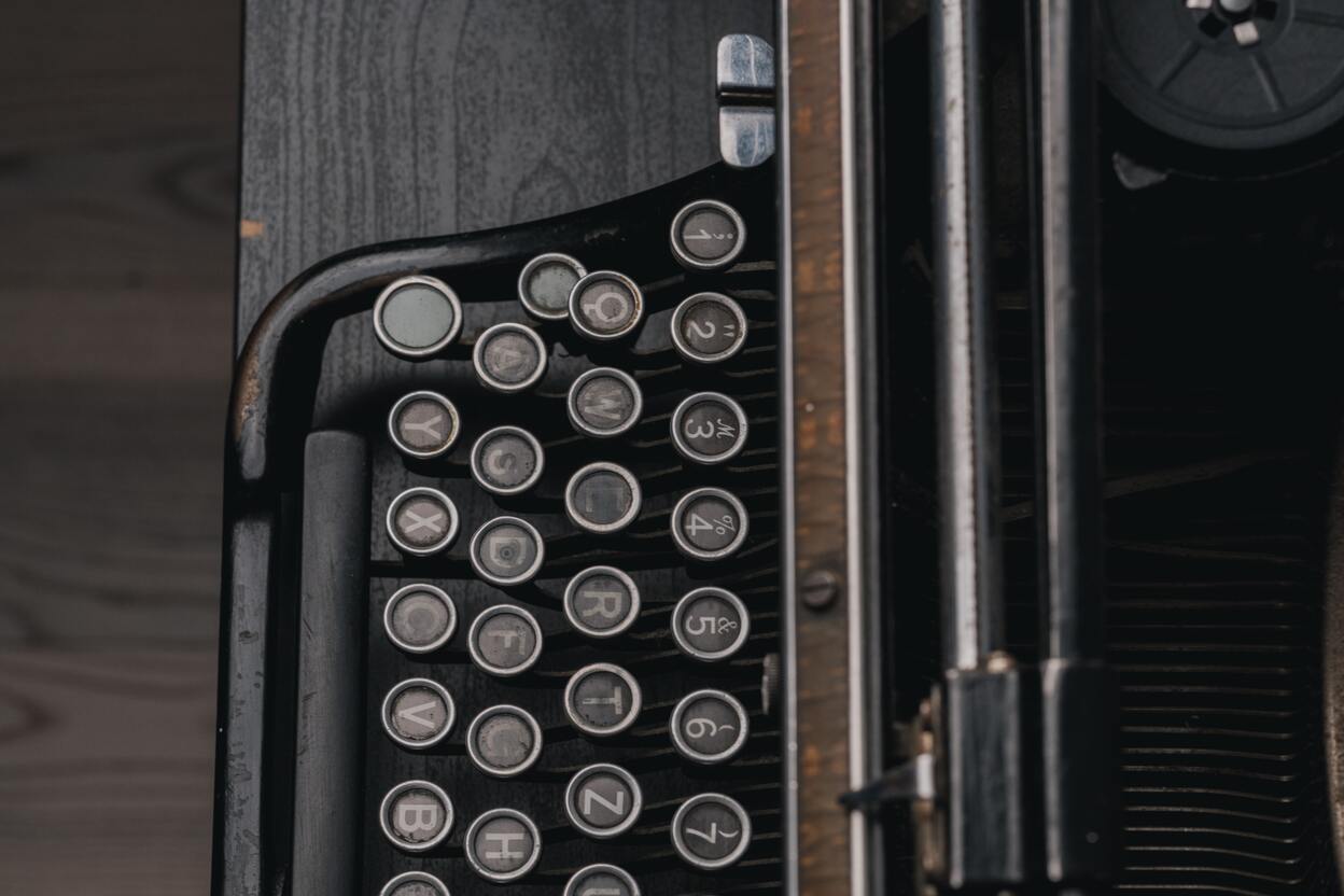 cached/dharmx_walls/gruvbox/a_close_up_of_a_typewriter.jpg