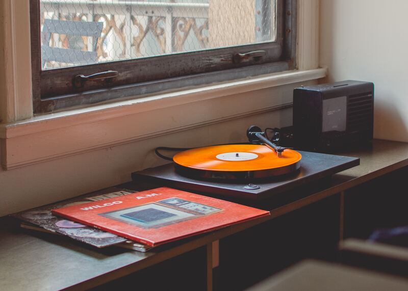 cached/dharmx_walls/gruvbox/a_record_player_on_a_table.jpg