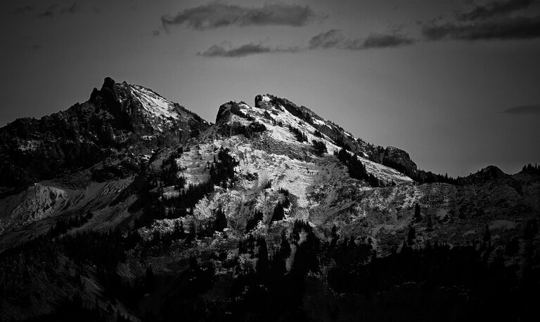 cached/dharmx_walls/monochrome/a_mountain_with_snow_on_it.jpeg