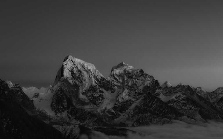 cached/dharmx_walls/monochrome/a_mountain_with_snow_on_it.jpg