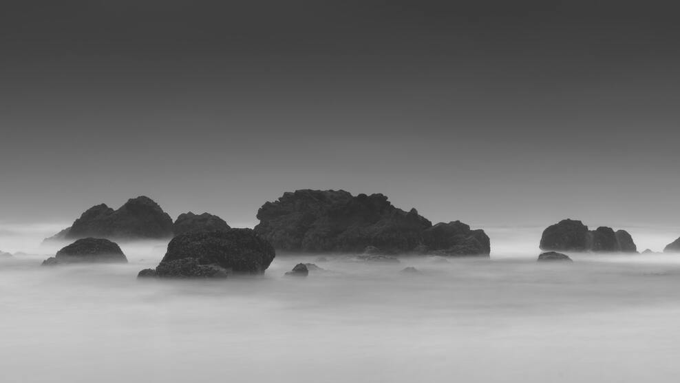 cached/dharmx_walls/monochrome/rocks_in_the_water_black_and_white.jpg