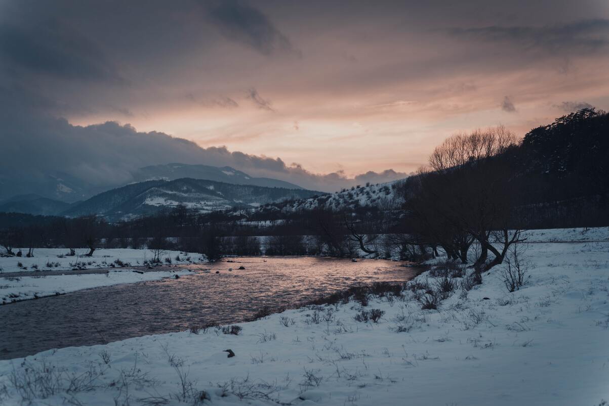 cached/dharmx_walls/mountain/a_river_in_a_snowy_landscape.jpg