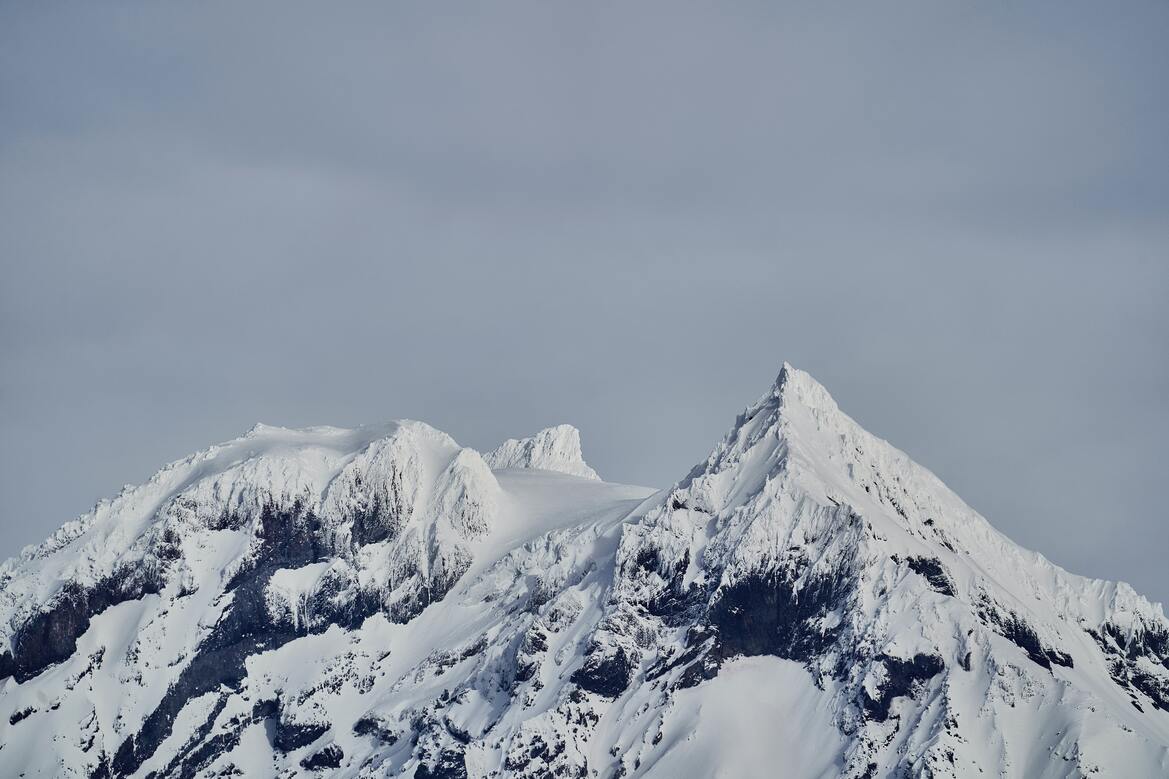 cached/dharmx_walls/mountain/a_snowy_mountain_tops_with_a_grey_sky.jpg