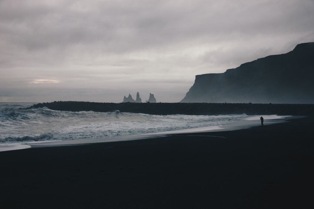 cached/dharmx_walls/nature/a_beach_with_waves_and_cliffs.jpg