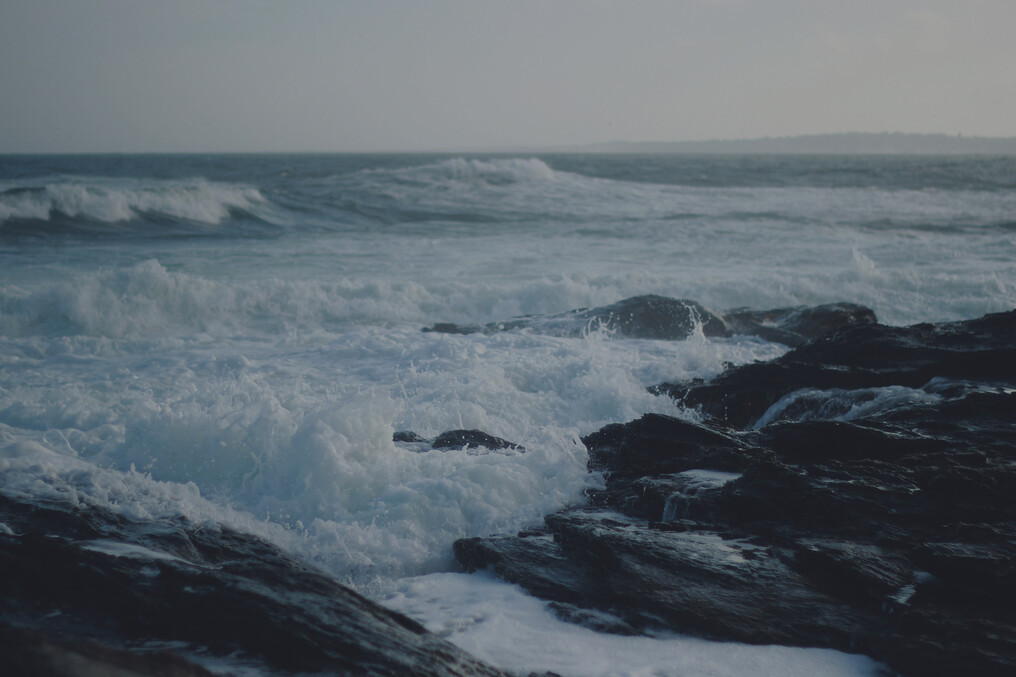 cached/dharmx_walls/nature/waves_crashing_waves_on_rocks.jpg