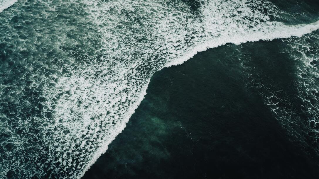 cached/dharmx_walls/nature/waves_crashing_waves_on_the_ocean.jpg