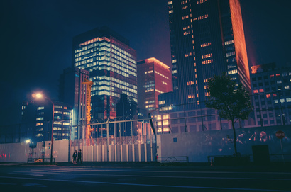 cached/dharmx_walls/outrun/a_city_at_night_with_a_fence_and_buildings.jpg