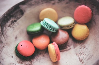 cached/dharmx_walls/unsorted/a_bowl_of_colorful_macaroons.jpg