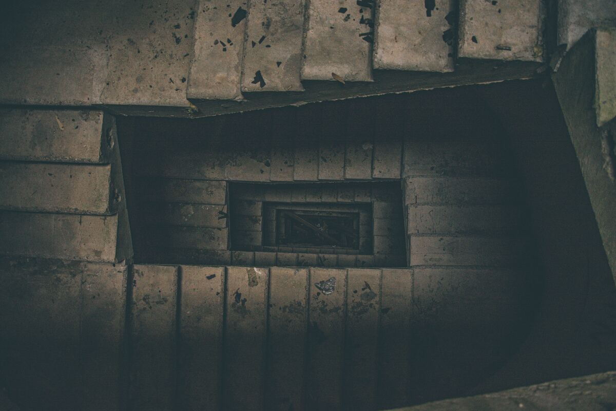 cached/dharmx_walls/unsorted/a_spiral_staircase_with_a_square_hole_in_the_middle.jpg
