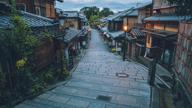 cached/dharmx_walls/unsorted/a_street_with_buildings_and_a_street_light.jpg